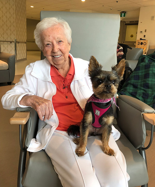 Zoé, notre chien en zoothérapie, avec une résidente, CHSLD Marguerite-Rocheleau